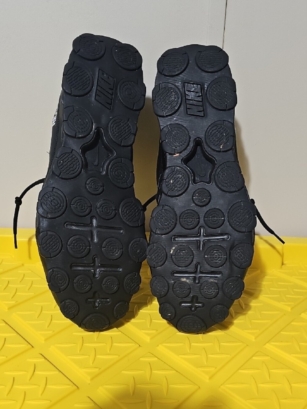 Nike Black and White Men's Reax Training Athletic Shoes - Picture 5 of 6